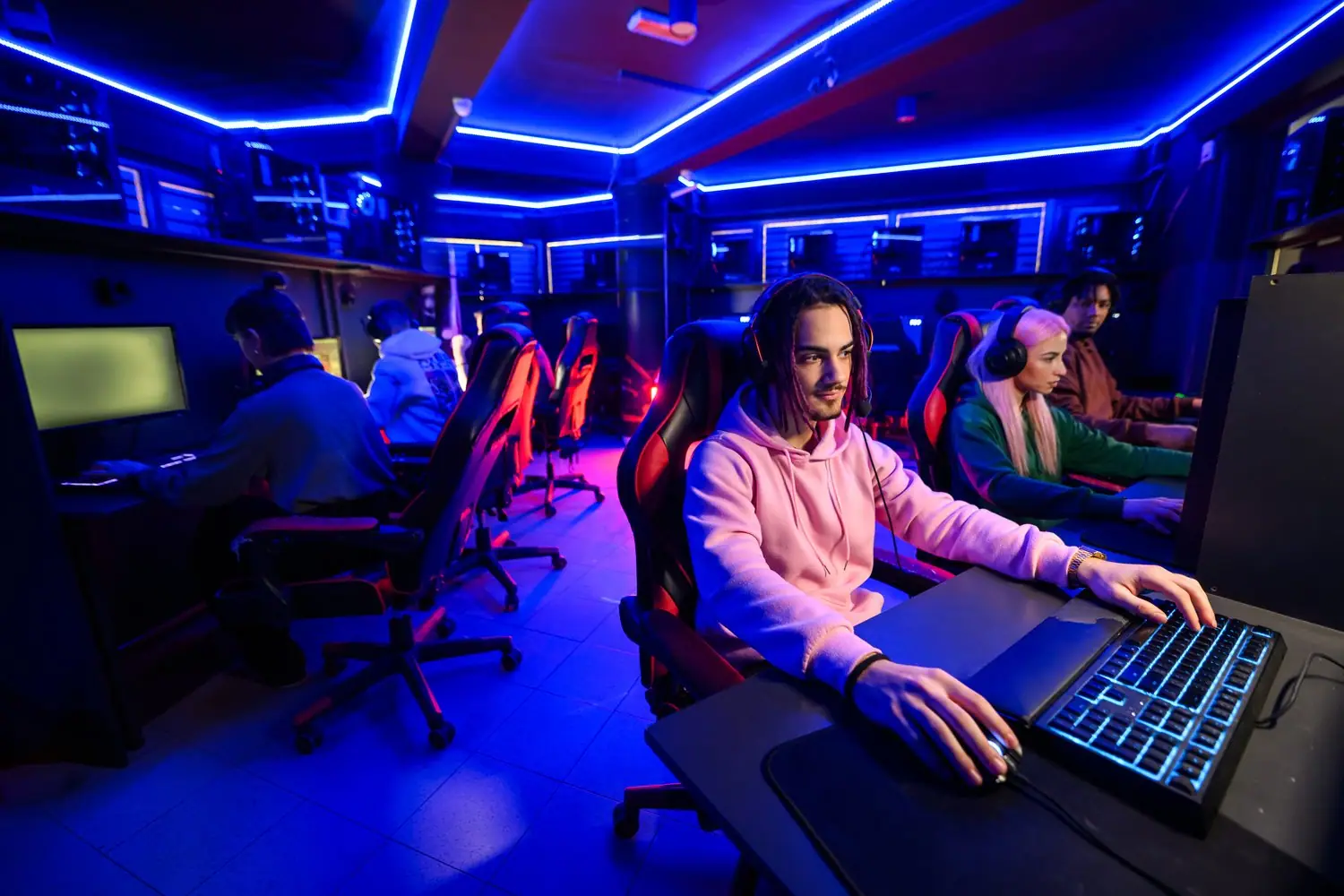 Multimedialna strefa rozrywki: kino domowe i gaming room