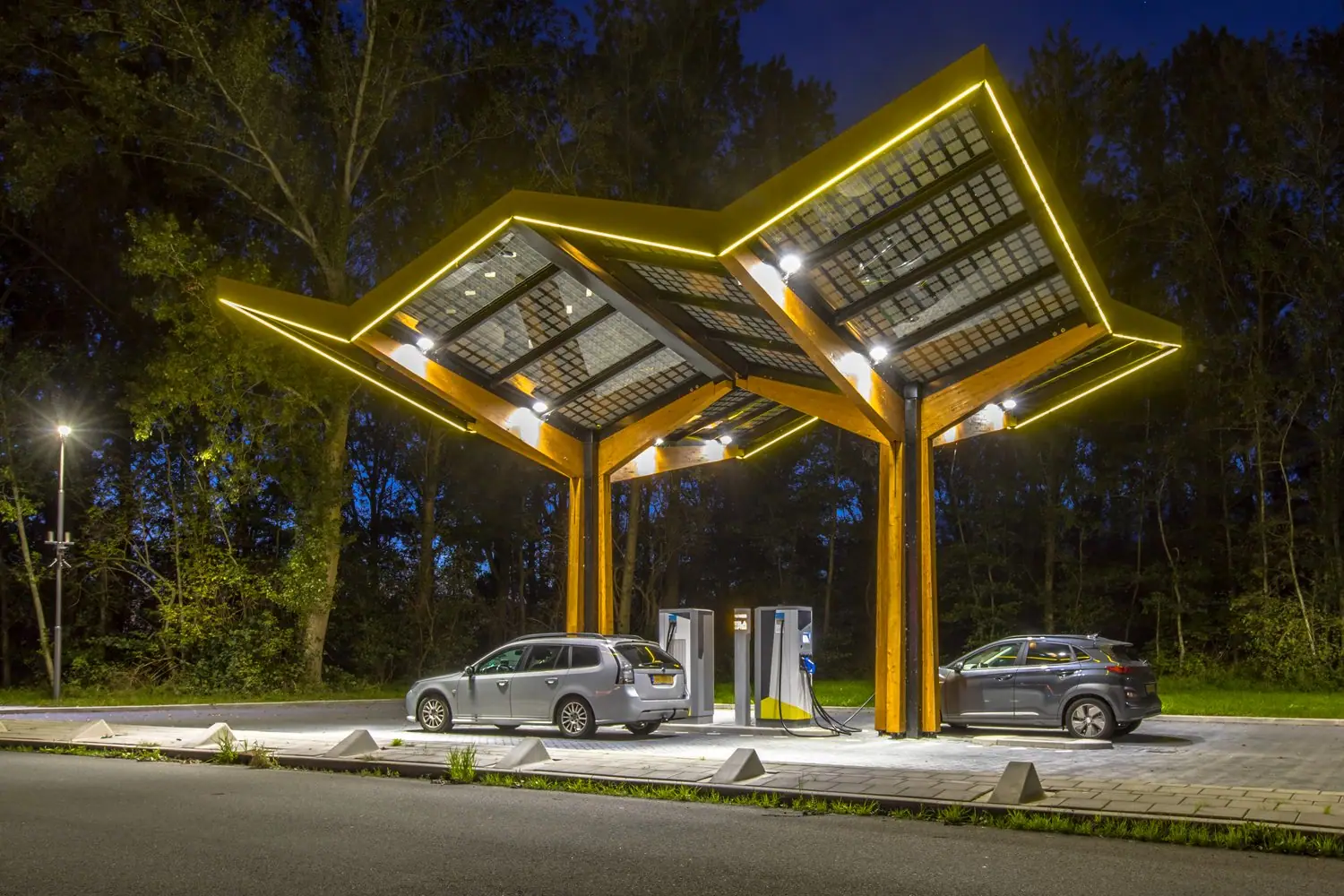 Budowa zadaszenia dla samochodu: konstrukcje modułowe i solarne