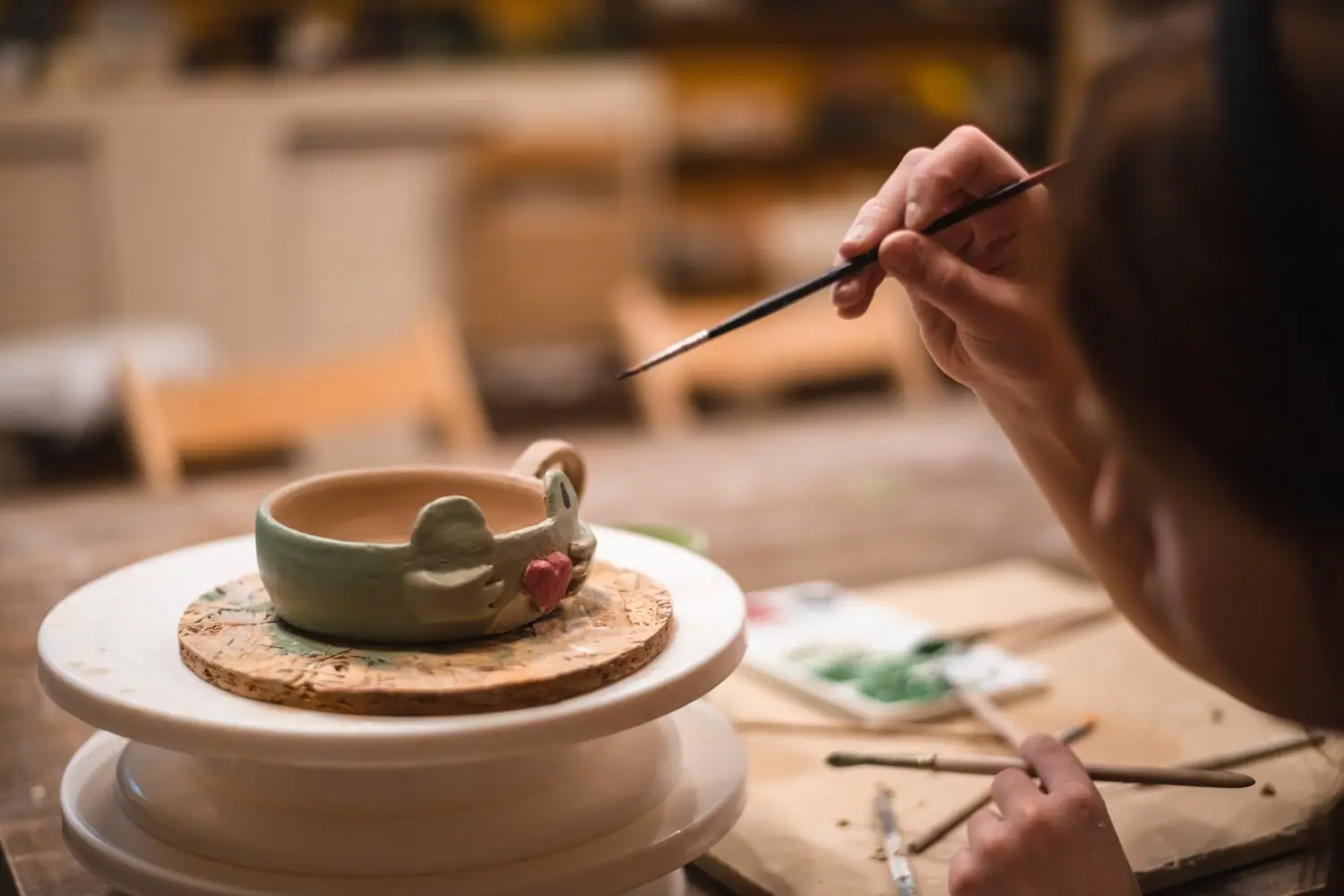 Kącik do malowania porcelany: artystyczna przestrzeń warsztatowa