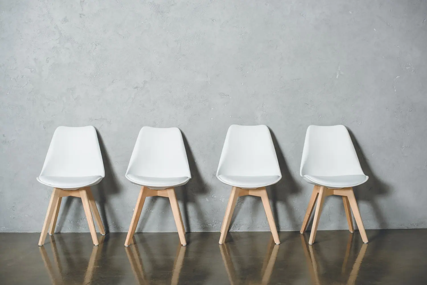 Gdzie ustawić krzesła w jadalni: ergonomia i przepływ ruchu