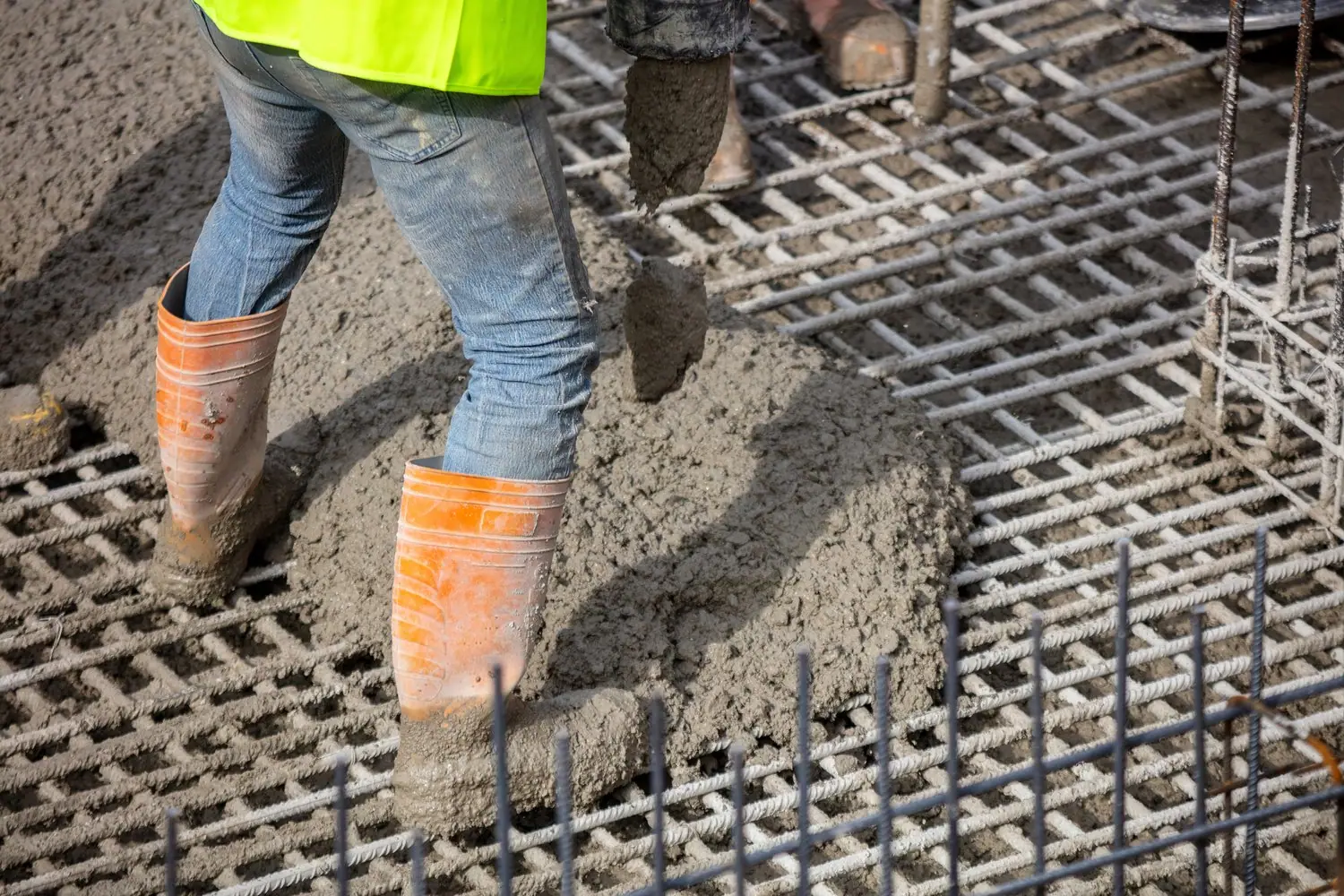 Jak wybrać odpowiedni cement do fundamentów: rodzaje i zastosowanie