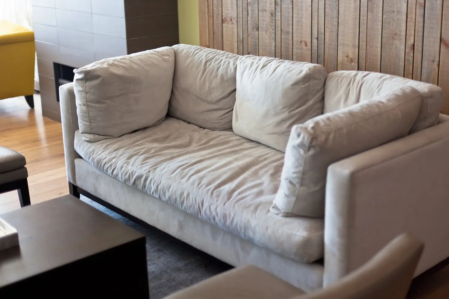 Czym się różni sofa od kanapy: porównanie mebli wypoczynkowych do salonu